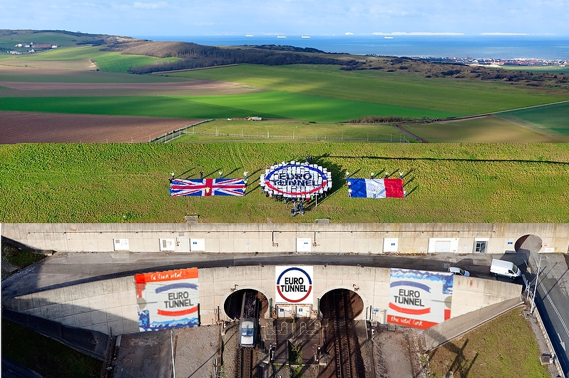 Fresque humaine réalisée par les employés d’Eurotunnel, les batisseurs du tunnel et des jeunes de 20 ans